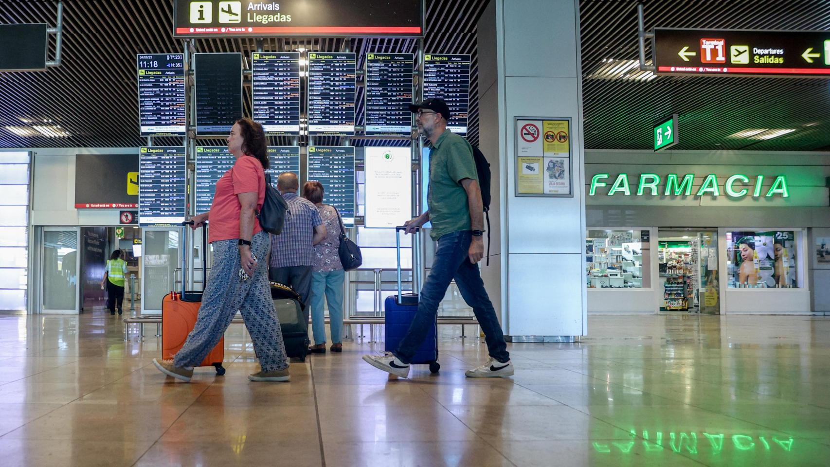 Varias personas con maletas en el aeropuerto Adolfo Suárez-Madrid Barajas.