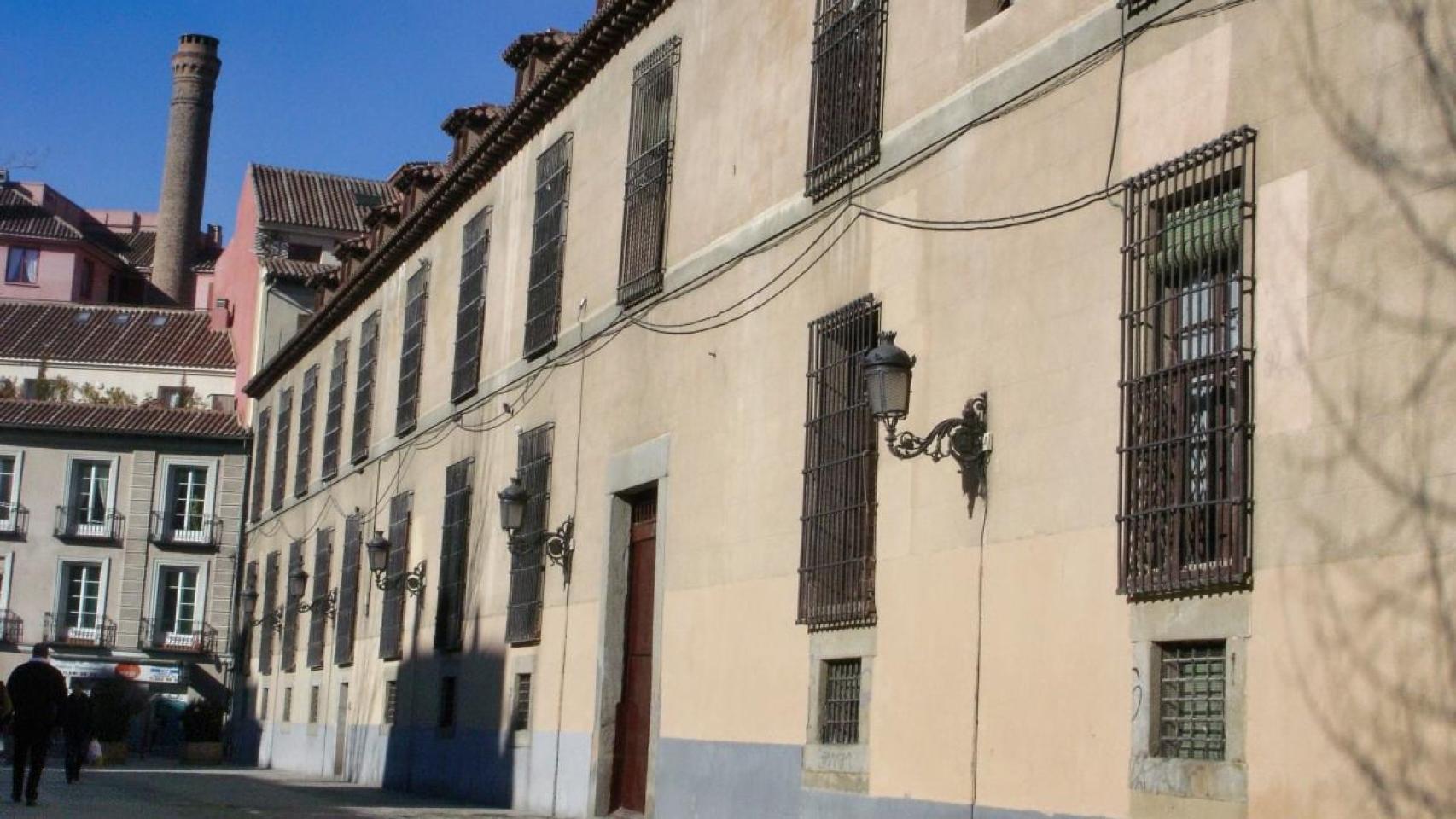 Fachada de una parte del conjunto monumental de las Comendadoras de Santiago, en Madrid.