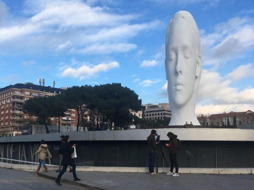 'Julia' resiste en la Plaza de Colón: Madrid seguirá un año más con la cabeza gigante de