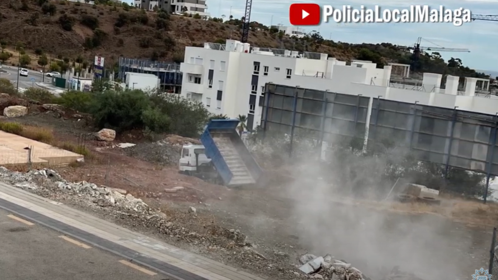 Imagen del camión en el momento en que realiza el vertido ilegal de escombros de obra en Colinas del Limonar.