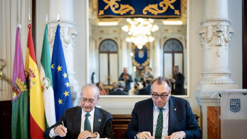 Francisco de la Torre, alcalde de Málaga, y Arturo Bernal, consejero de Turismo de la Junta de Andalucía, este viernes, en el momento de la firma del convenio.