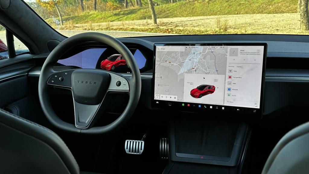 Interior del Tesla Model S Plaid.