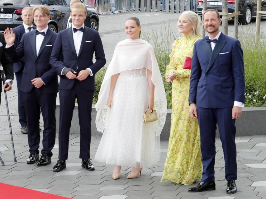 Marius Borg (al lado de Ingrid Alexandra), con la Familia Real noruega en 2022.