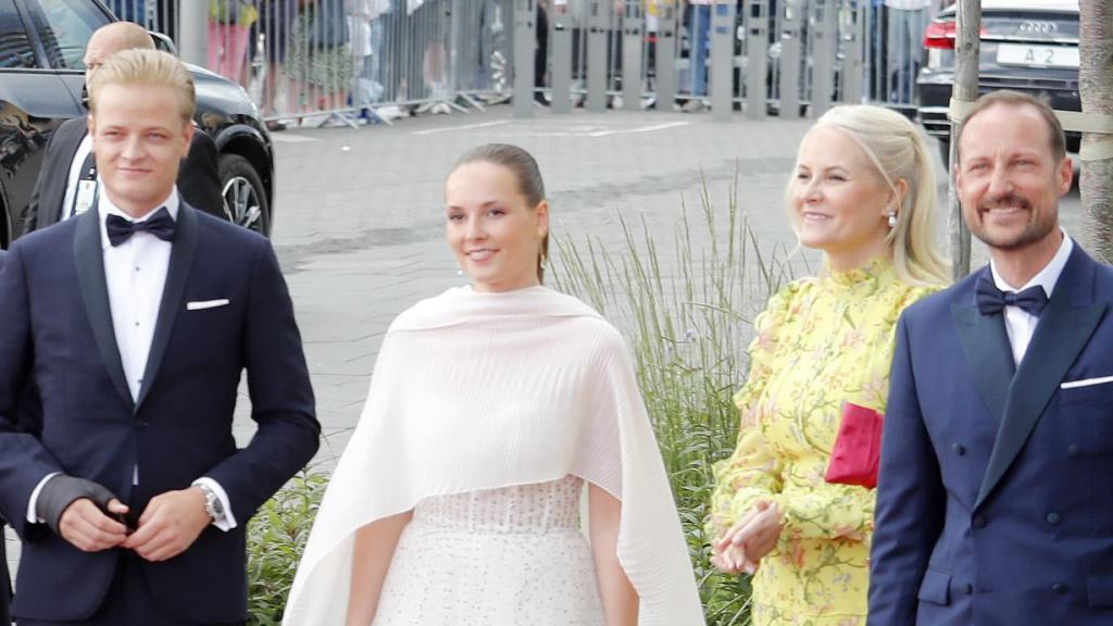 Marius Borg, con la familia real noruega en 2022.