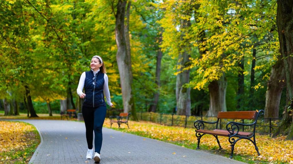 Mujer dando un paseo