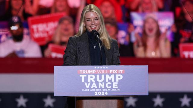 Pam Bondi, ex fiscal general de Florida, en un acto de campaña de Donald Trump.