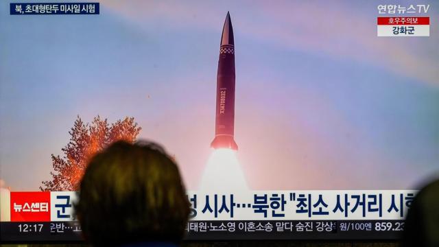 El lanzamiento de un misil de Corea del Norte en una televisión de la estación de trenes de Seúl.