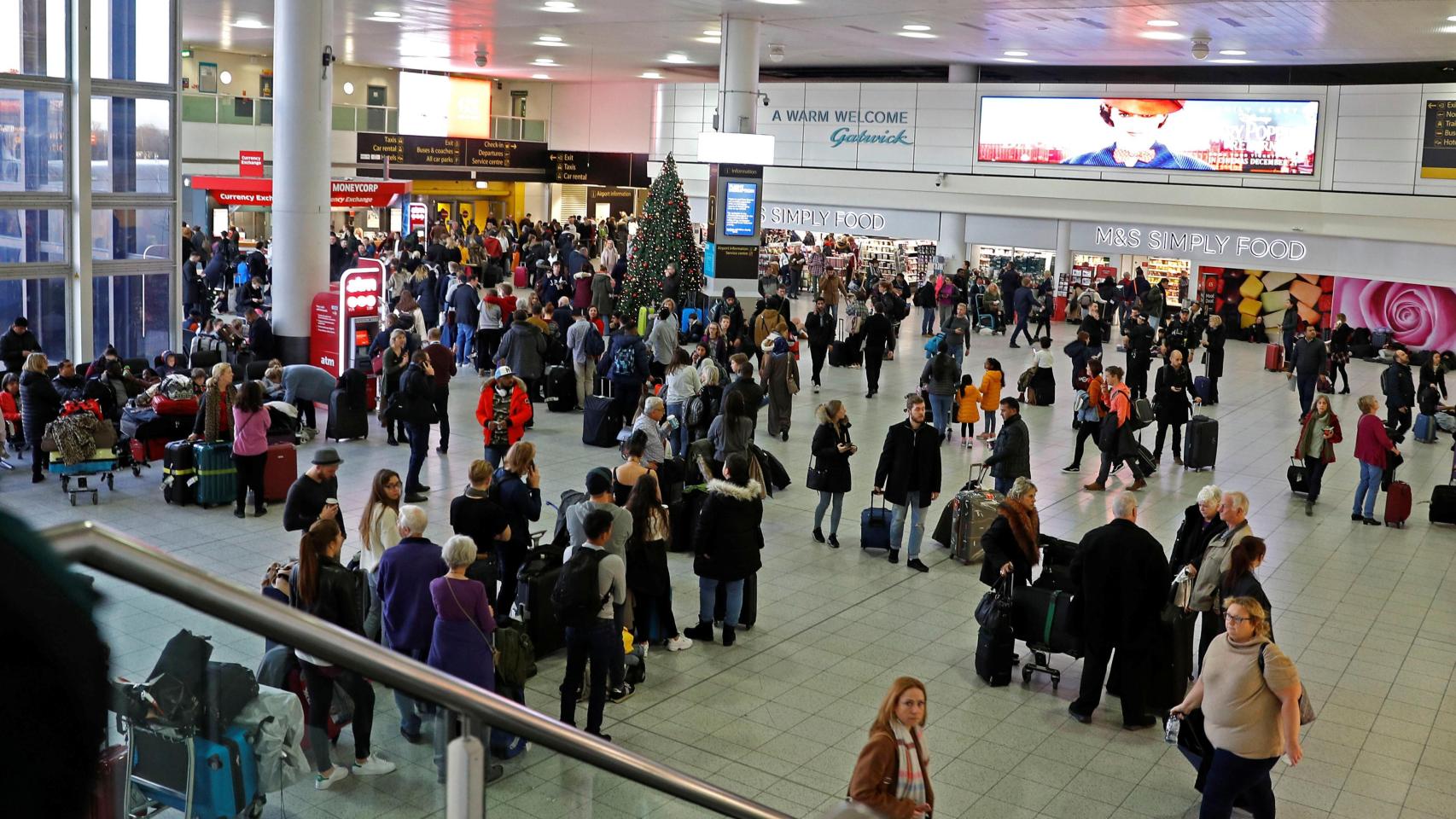 Cientos de pasajeros en el aeropuerto de Gatwick. Imagen de archivo.