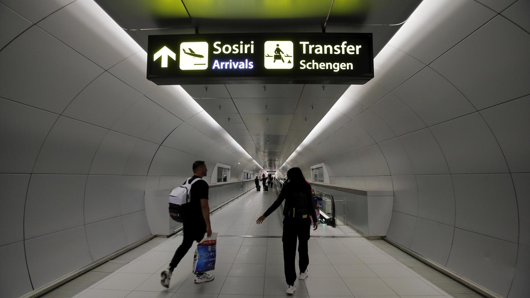 Imagen de archivo de un letrero indicando el camino a los pasajeros de la zona Schengen en el aeropuerto de Bucarest, en Rumanía.