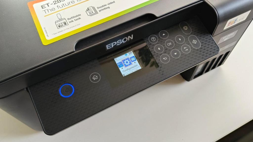 El panel frontal de control de la Epson ET-2850 se puede levantar