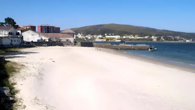 Entorno del antiguo museo en la playa de Quenxe