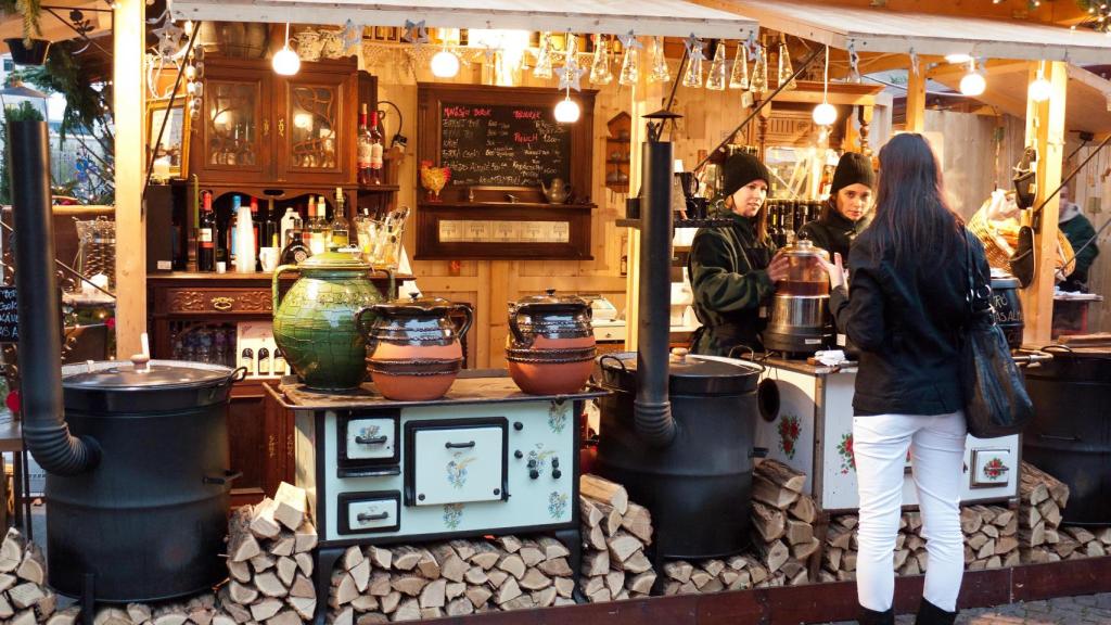 Imagen de archivo de un mercado gastronómico navideño