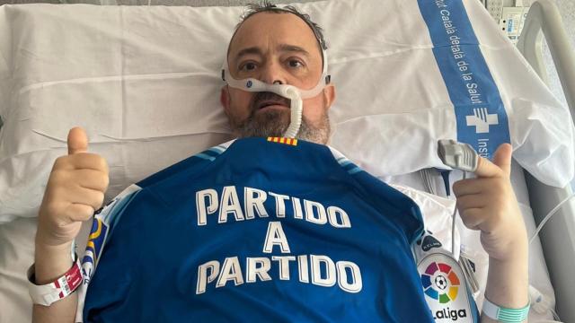 Robert Hernando posando con la camiseta del RCD Espanyol, equipo del que es aficionado.