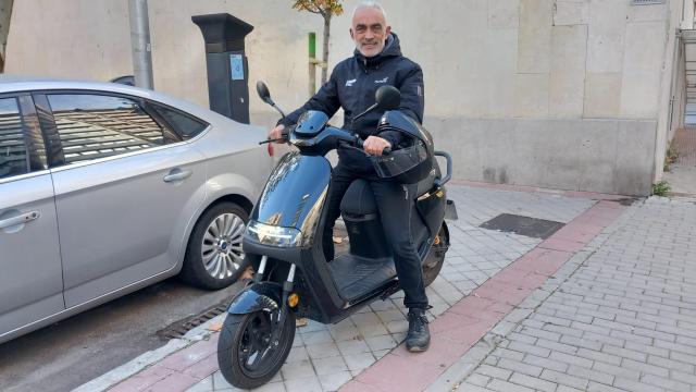 Javier Taravillo posa en Madrid con su scooter Segway.