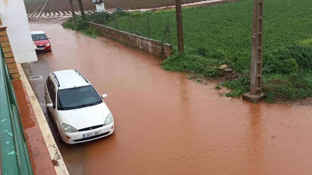 Una parcela inundada en El Gordillo por el canal de regadío.