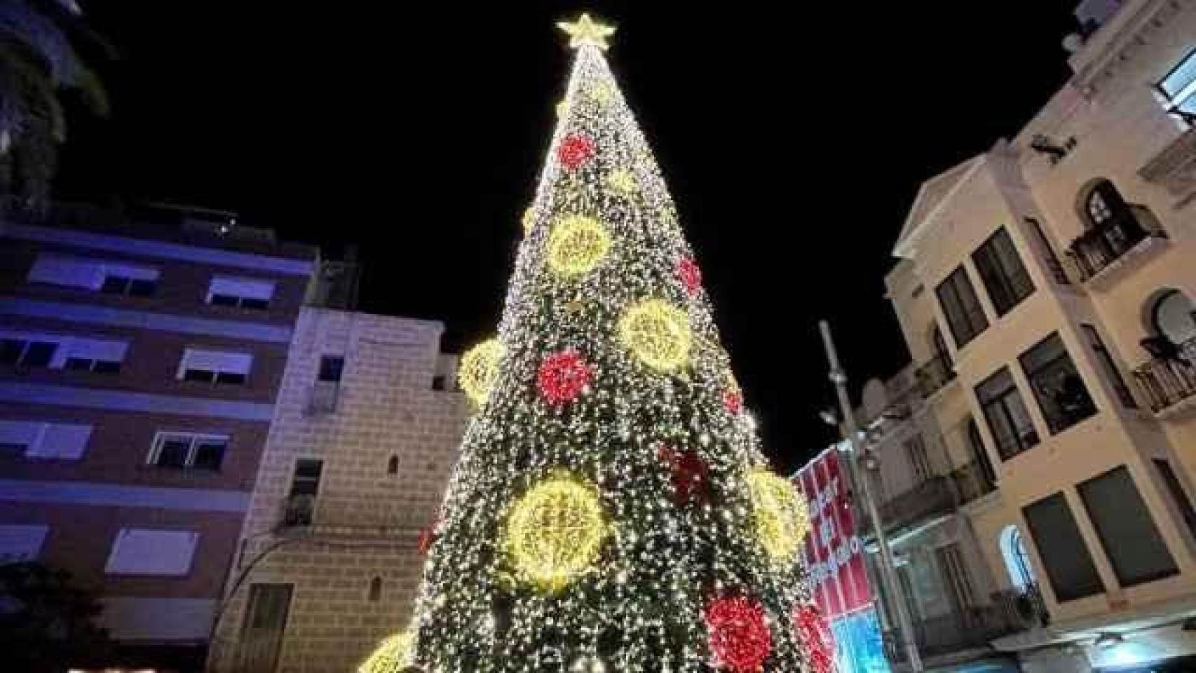 Árbol de la plaza de la Vila de Badalona iluminado.