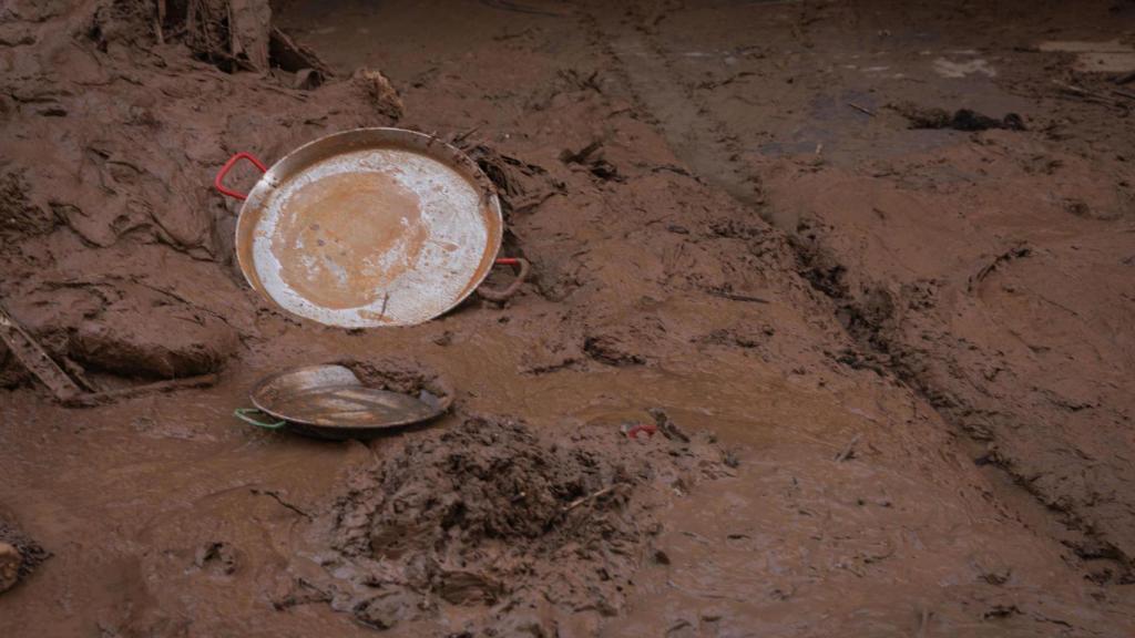 Fotografía de una calle de Paiporta tres semanas después de la DANA.