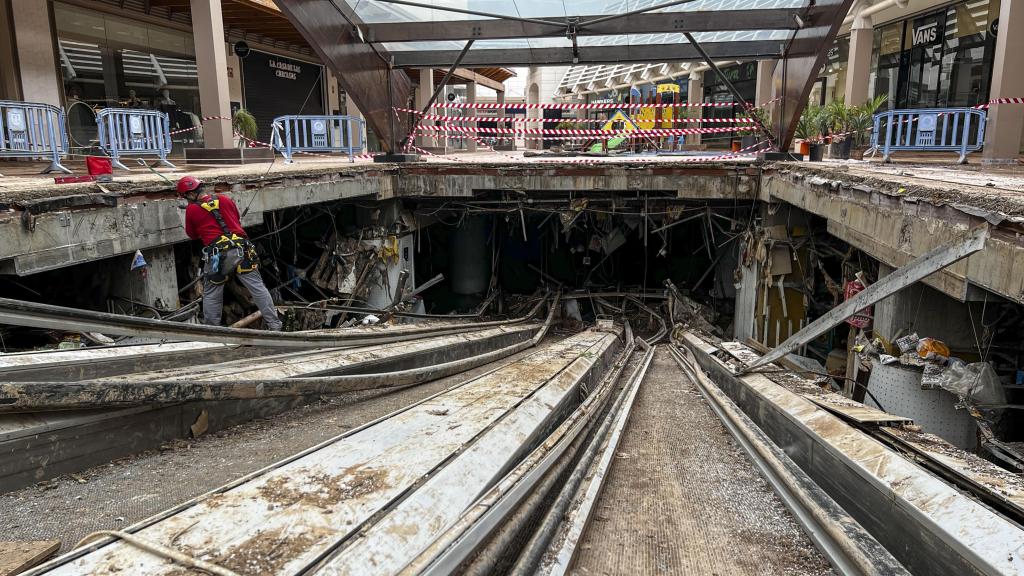 El centro comercial Bonaire, uno de los más grandes de España, afronta una colosal labor para lograr su reapertura. Efe / Roberto Ruiz