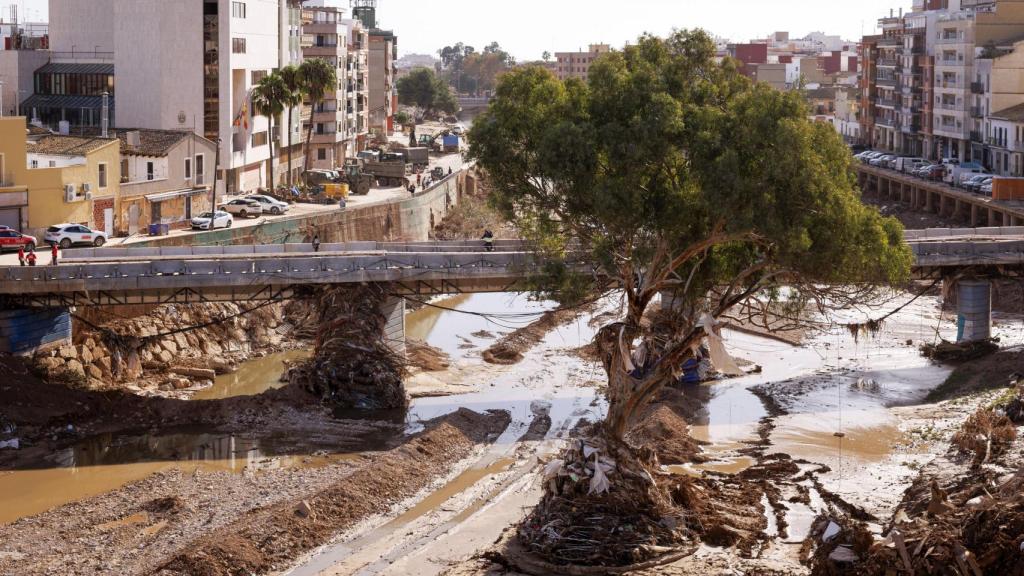 Imagen de uno de los puentes que cruza el Barranco del Poyo que este miércoles sigue como trasiego de maquinaria pesada, militares y policías y voluntarios venidos de toda España. Efe / Villar López