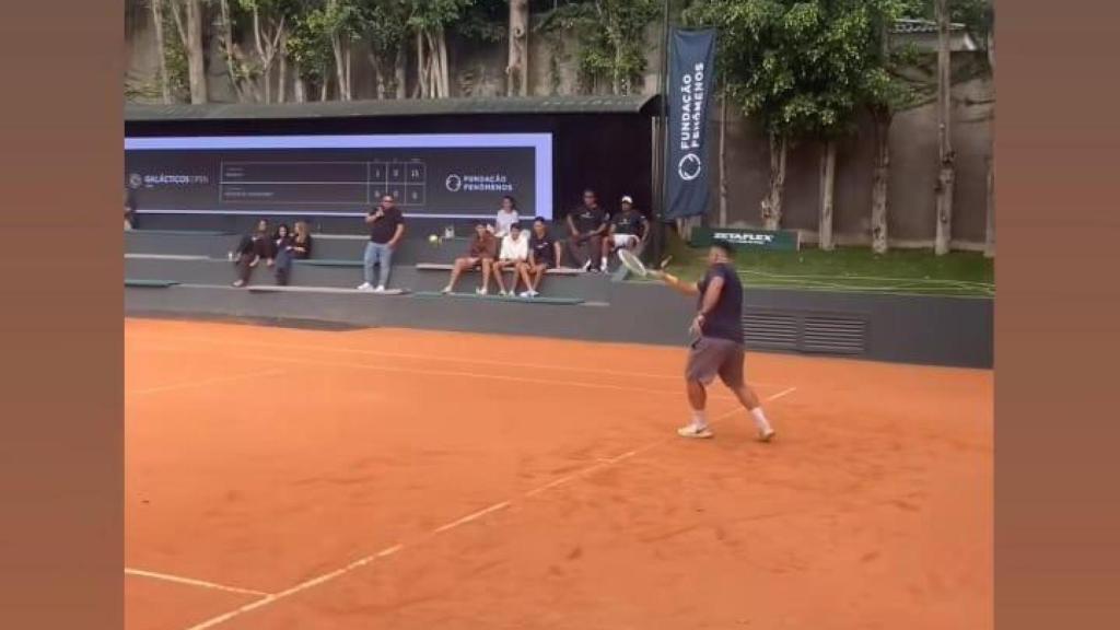 Ronaldo jugando al tenis y mostrándolo en sus redes