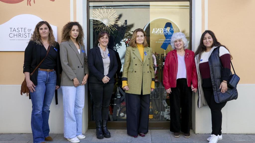 Elena Foguet, Business Director La Roca Village y Las Rozas Village junto a Carme Vinyoles, directora de Valentes i Acompanyades y su equipo