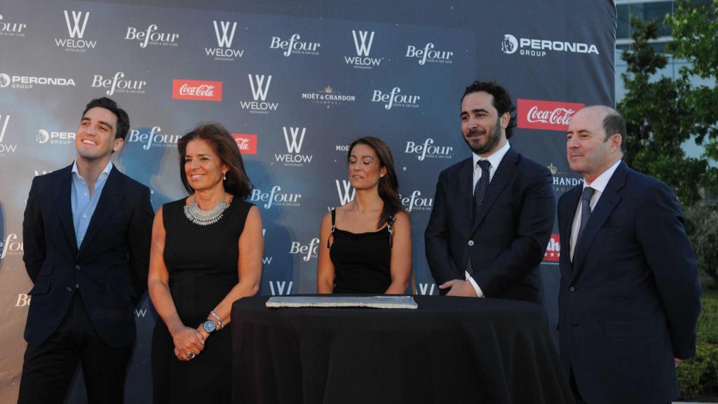 Ana Botella en la inauguración de Wellow & Befour en 2014, en presencia de Víctor de Aldama.