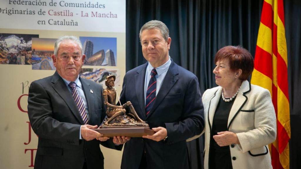 Emiliano García-Page recibe el Premio Quijote de las Comunidades de Castilla-La Mancha en Cataluña.