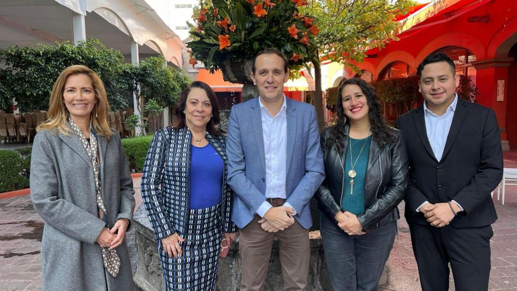 El presidente de la Diputación de Valladolid, Conrado Íscar, ha mantenido en su segunda jornada de trabajo en México un encuentro con varios periodistas especializados en turismo y lifestyle