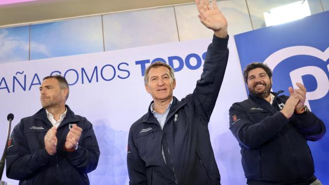 El presidente del Partido Popular, Alberto Núñez Feijóo, acompañado por el presidente de la Región de Murcia y del PP autonómico, Fernando López Miras (d), y el alcalde de Caravaca de la Cruz, José Francisco García (i), durante un acto con militantes tras participar en el acto litúrgico en la Basílica de la Vera Cruz, con motivo del Año Jubilar.