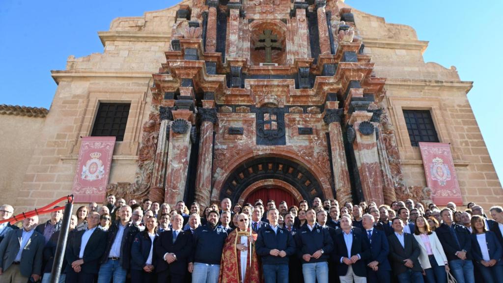 Una foto de familia de la comitiva popular, este sábado, en la Basílica de la Vera Cruz.