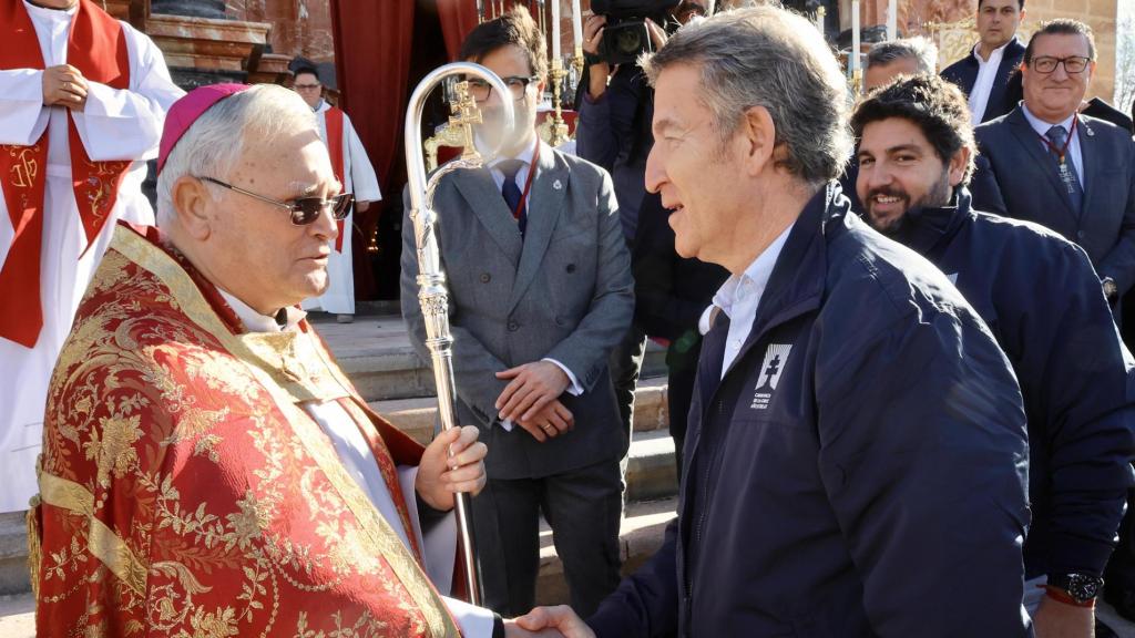 Feijóo saluda al obispo de la diócesis de Cartagena, José Manuel Lorca Planes, este sábado durante su visita a Caravaca de la Cruz (Murcia).