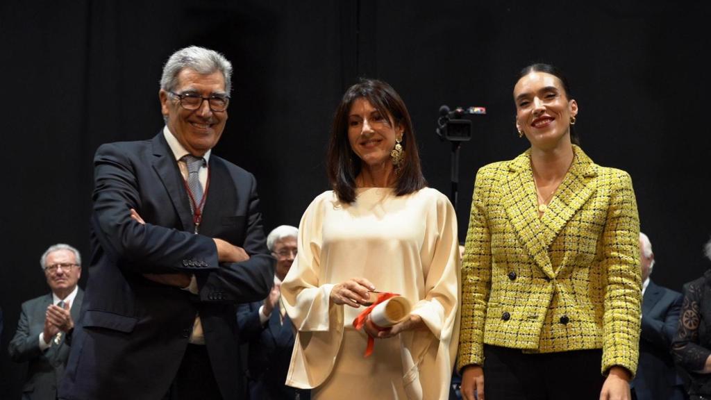 La pintora Perla Fuertes (c) convirtiéndose en miembro de la Real Academia de Bellas Artes de Santa María de la Arrixaca.