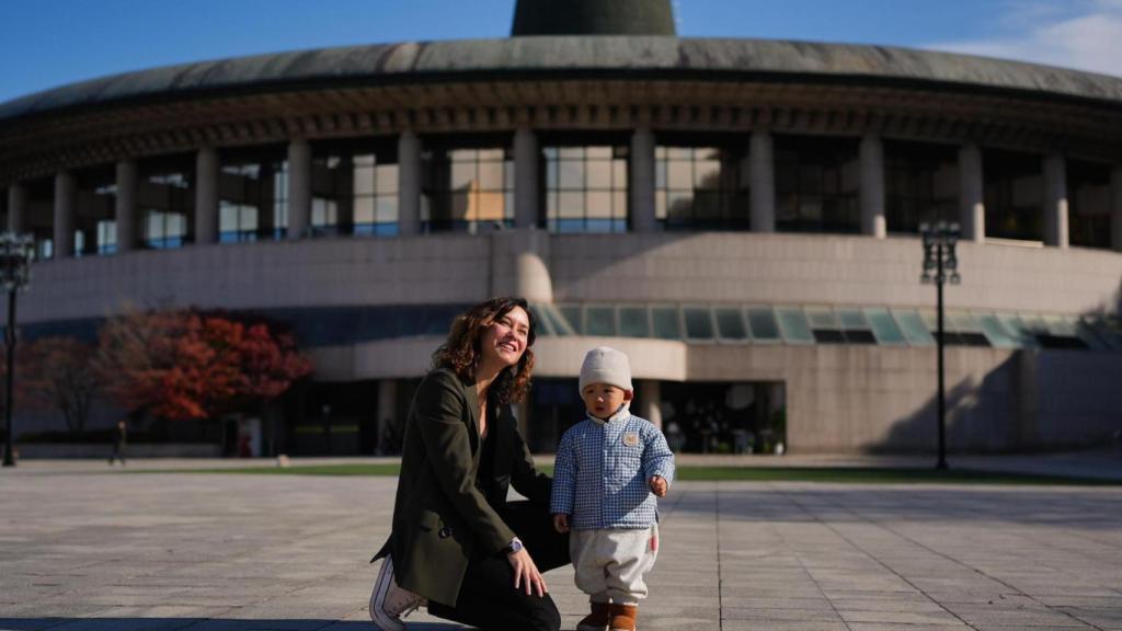 Isabel Díaz Ayuso con un niño de surcoreano