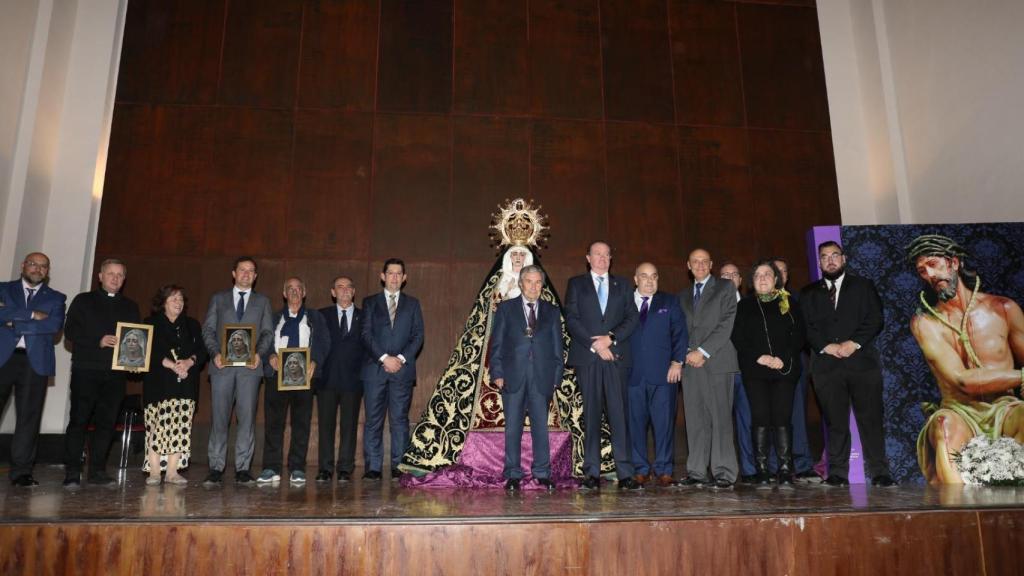 Foto de familia en el acto de presentación.