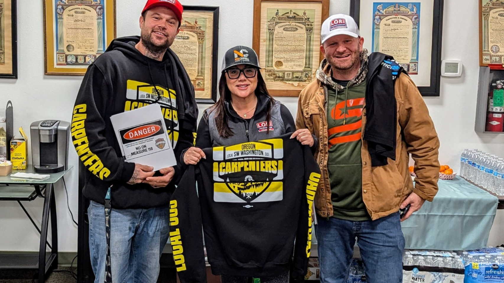 Lori Chavez-DeRemer junto con miembros del sindicato de carpinteros Western States Carpenters.