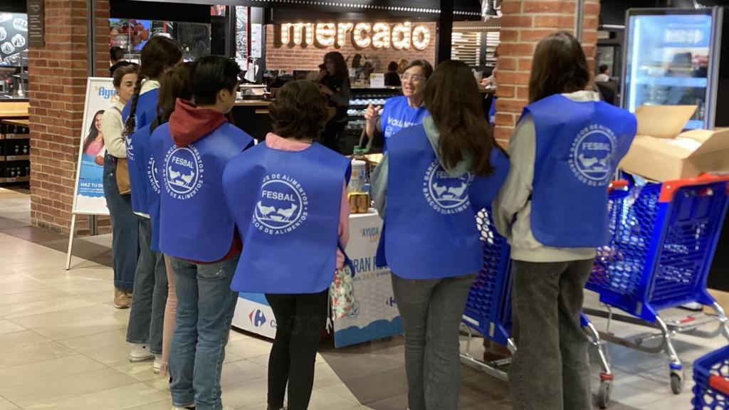 Carmen Martínez explica este sábado a los voluntarios cómo llevar a cabo la recogida de los alimentos.