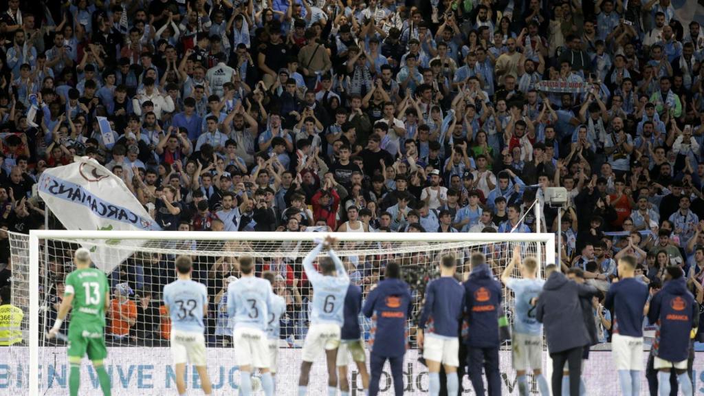 Los jugadores del Celta celebran la remontada con su afición.