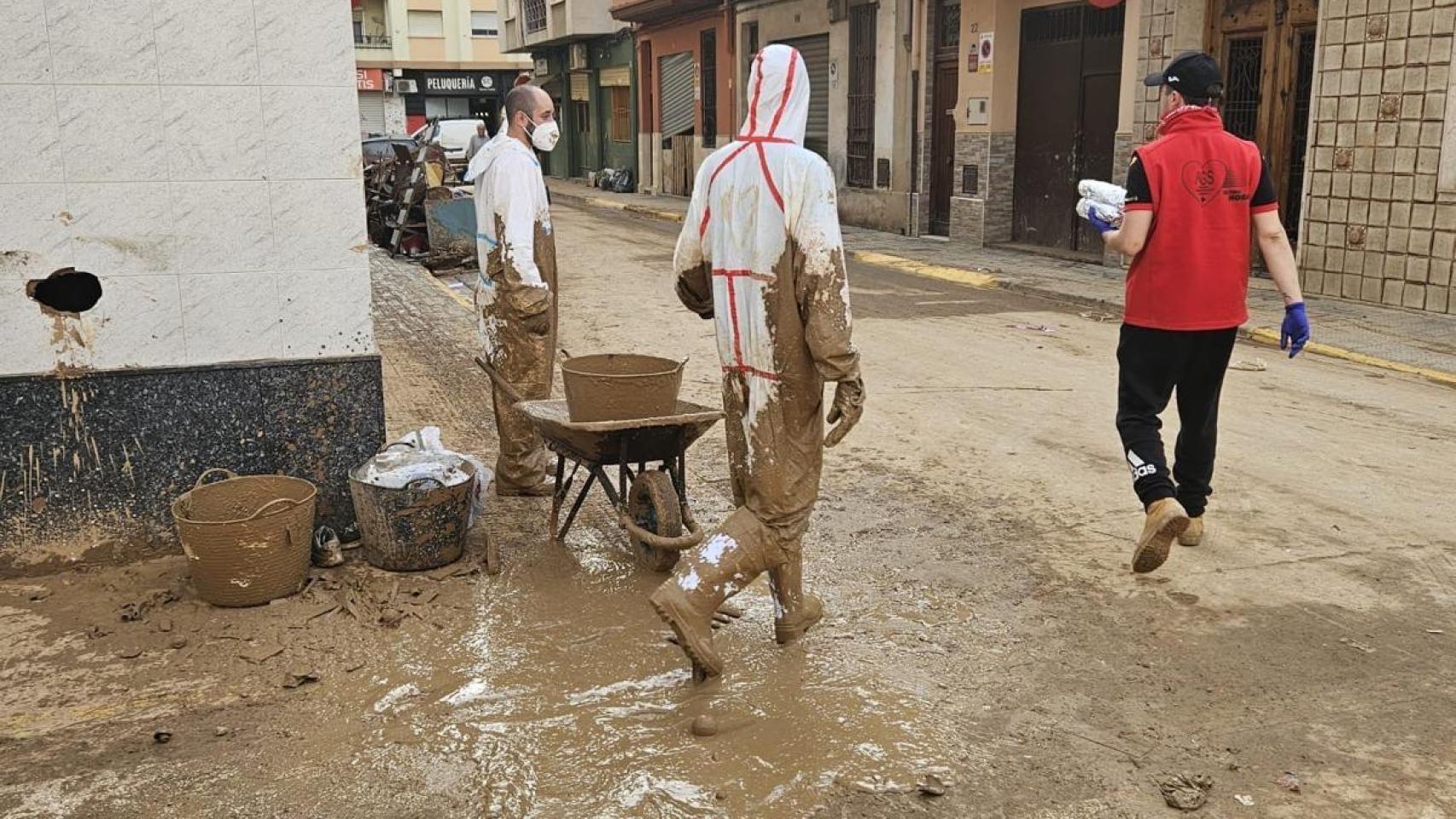 Un voluntario de Alicante Gastronómica Solidaria repartiendo en la primera semana de la riada.