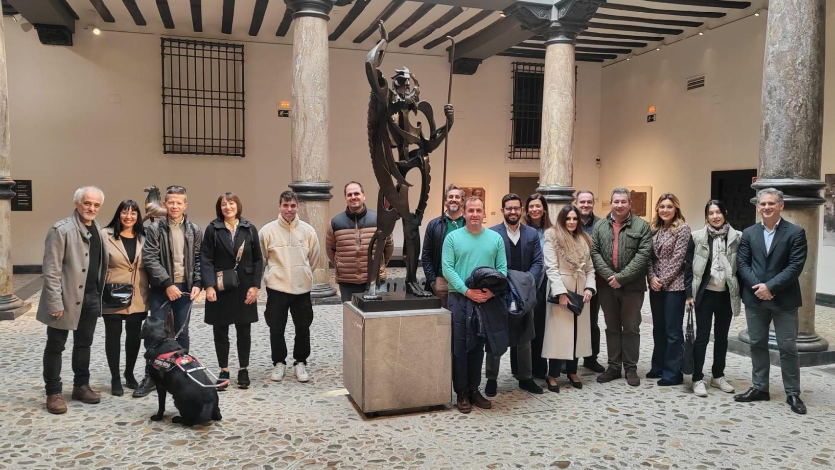 Los asistentes a la visita, en el museo Pablo Gargallo.