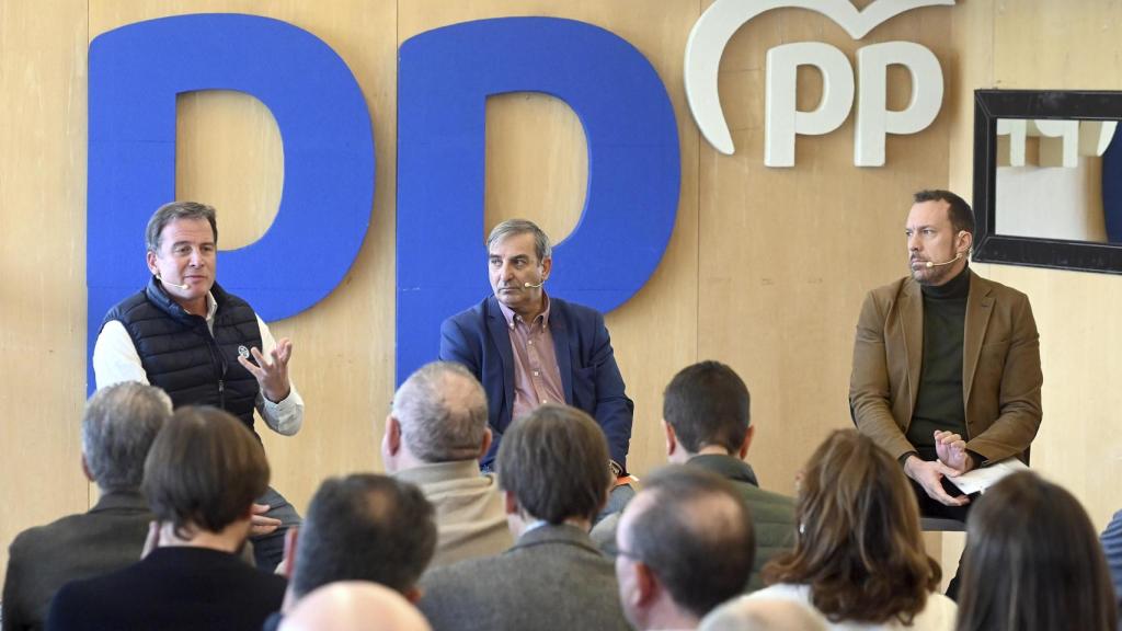 El consejero de Movilidad, José Luis Sanz, el presidente provincial de los populares, Borja Suárez, y el portavoz del PP en la Comisión de Transportes del Congreso de los Diputados, Héctor Palencia, participan en un acto bajo el título ‘Los recortes de Sánchez al transporte público en la provincia de Burgos’