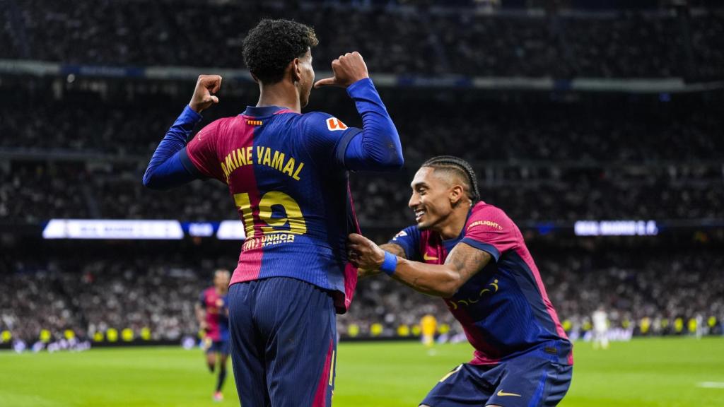 Lamine Yamal y Raphinha celebran un gol en el Santiago Bernabéu