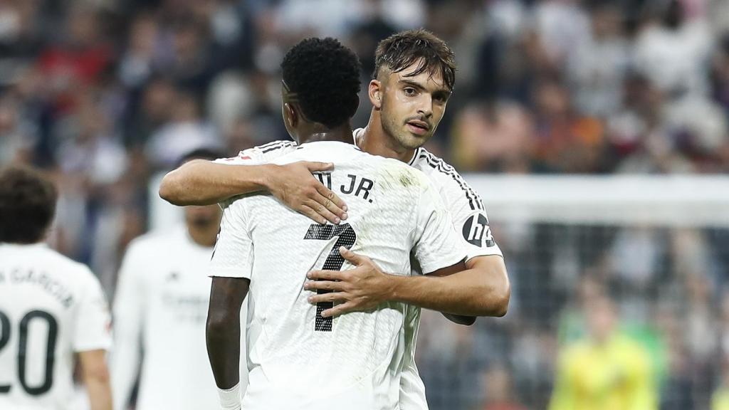 Vinicius y Raúl Asencio se abrazan en un partido del Real Madrid