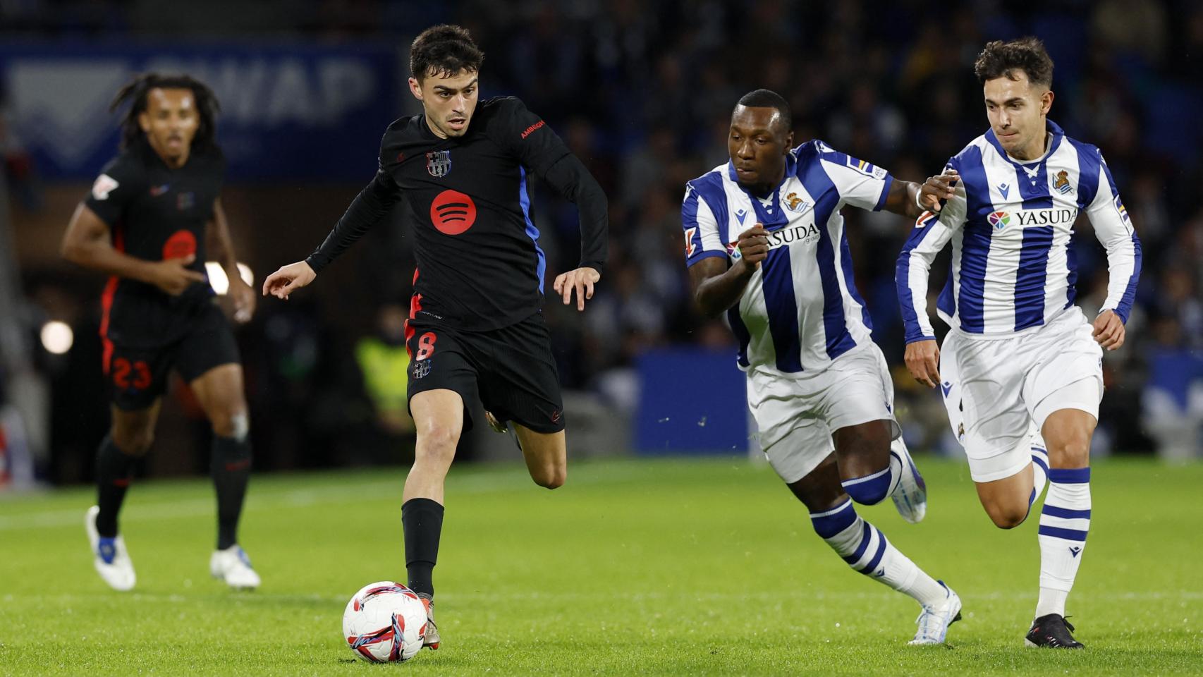 Pedri conduce el balón en el partido ante la Real Sociedad.