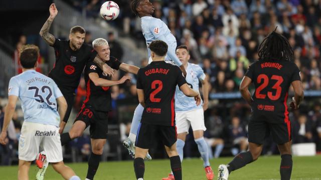 Ilaix Moriba remata el balón para intentar marcar gol.