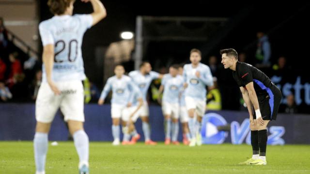 Robert Lewandowski se lastima ante el gol del empate del Celta de Vigo.