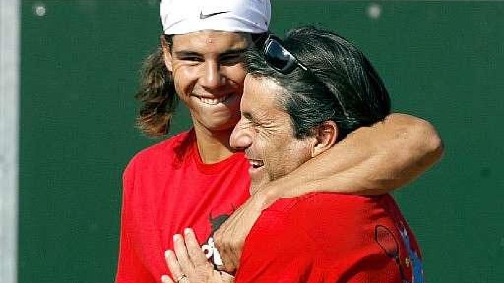 Rafa Nadal bromea con Emilio Sánchez Vicario en un entrenamiento de la Copa Davis 2006