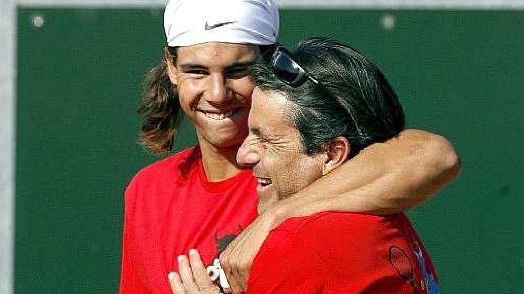 Rafa Nadal bromea con Emilio Sánchez Vicario en un entrenamiento de la Copa Davis 2006