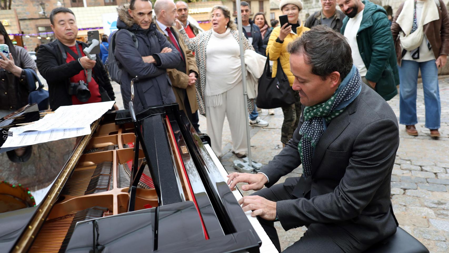 Imágenes del día: Carlos Velázquez se sienta al piano en Toledo y Emilio Gutiérrez Caba recibe la Espiga de Oro