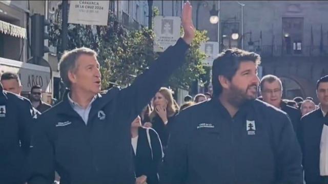 Alberto Núñez Feijóo y Fernando López Miras, este sábado, por las calles de Caravaca de la Cruz.