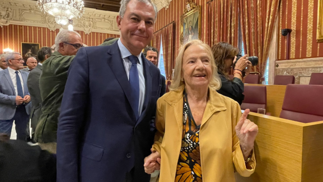 La madre de Alberto Jiménez-Becerril, junto al alcalde de Sevilla.